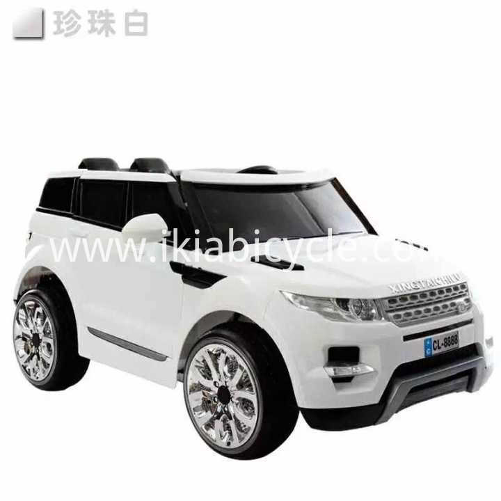 White Color Kid Toy Ride στο αυτοκίνητο